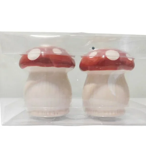 Mushroom Cotton Pot Holder(8"x9") RED & WHITE with salt & Pepper Shaker set - Picture 7 of 8